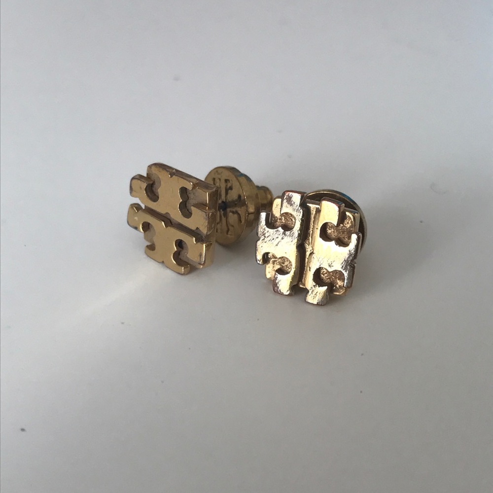 Tory burch logo stud earrings in gold